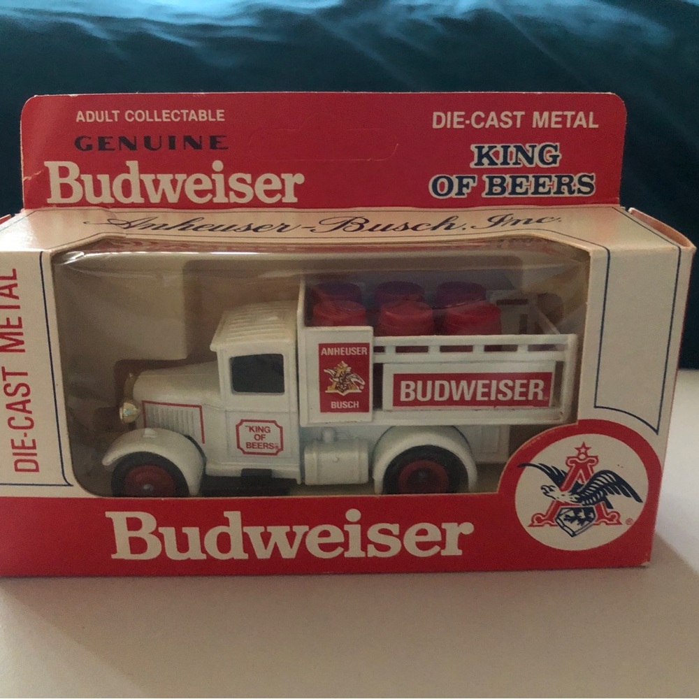 Budweiser Vintage Style Die-Cast Delivery Truck - Red & Cream 1979 Bundle 3 - Picture 2 of 11